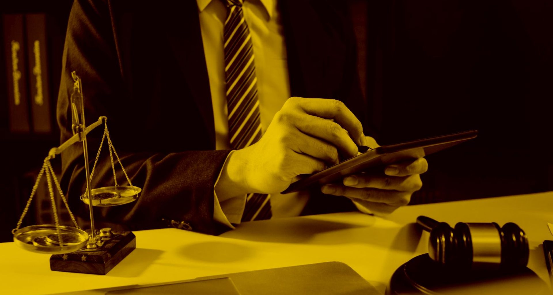 Anwalt arbeitet am Tablet mit Anwaltssoftware im Büro