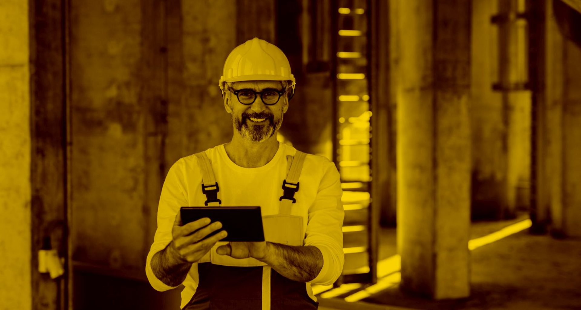 Bauarbeiter mit Tablet und WinWorker