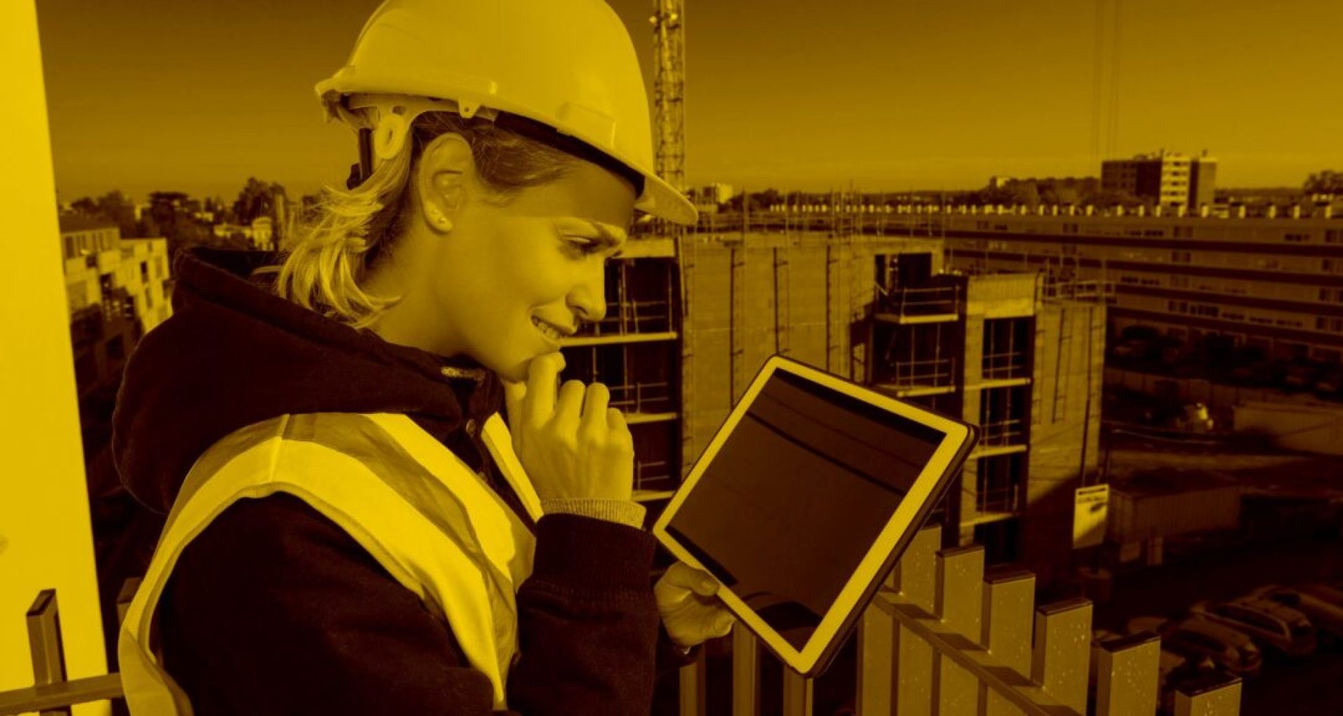 Bauleiter mit IPad mit Labelwin in der maja.cloud