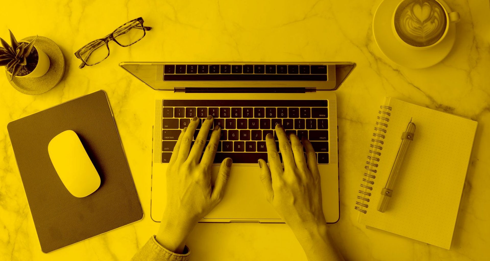 Benutzerin arbeitet am Laptop in der Cloud