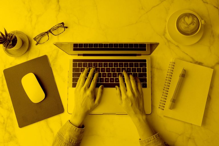 Benutzerin arbeitet am Laptop in der Cloud