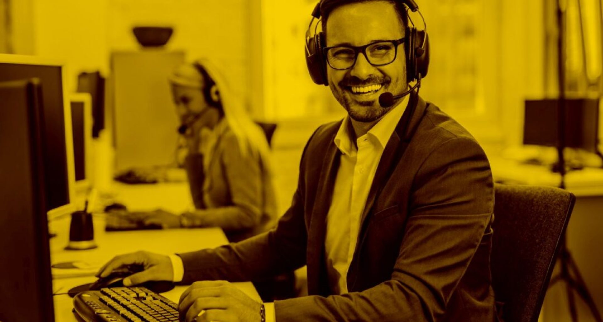 Callcenter-Agent mit Headset arbeitet mit Docucall in der maja.cloud