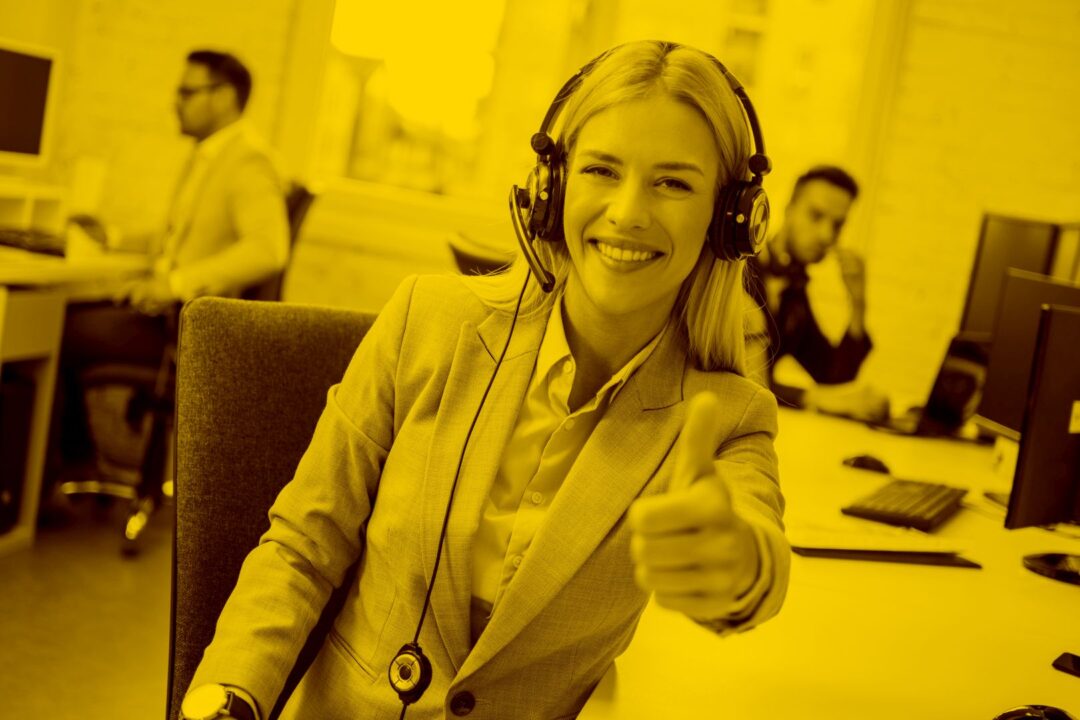 Callcenter-Agentin mit Docucall in der maja.cloud