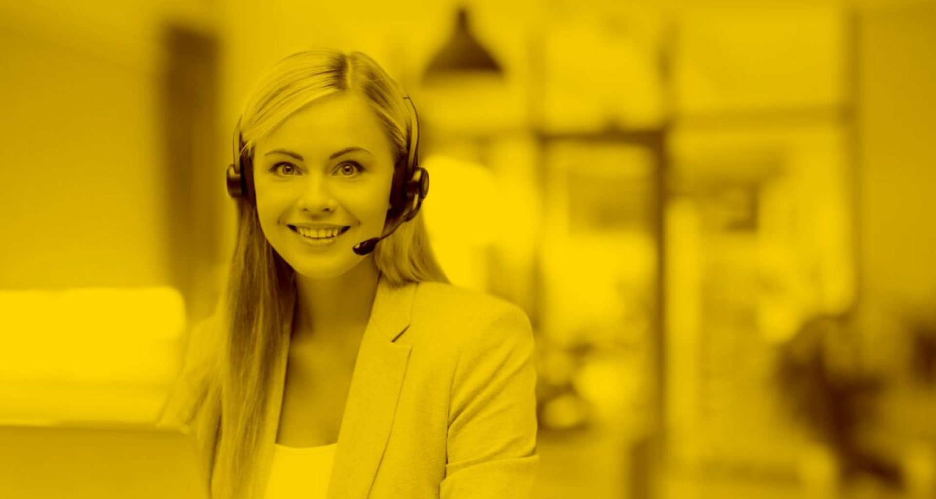 Callcenter-Agentin mit Headset arbeitet mit Docucall in der maja.cloud