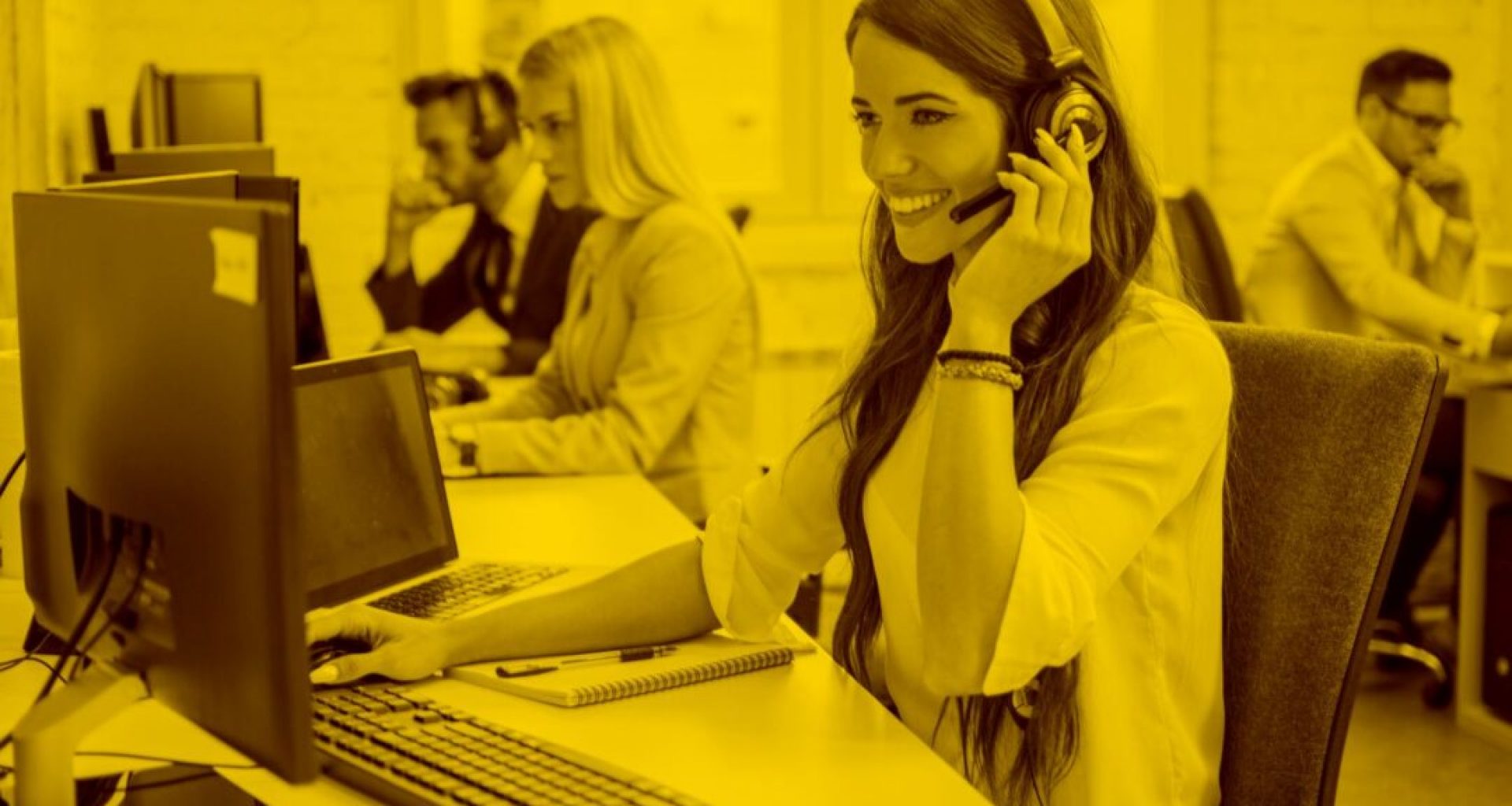 Callcenter-Agentin mit Headset telefoniert mit Kunden mit Docucall in der maja.cloud