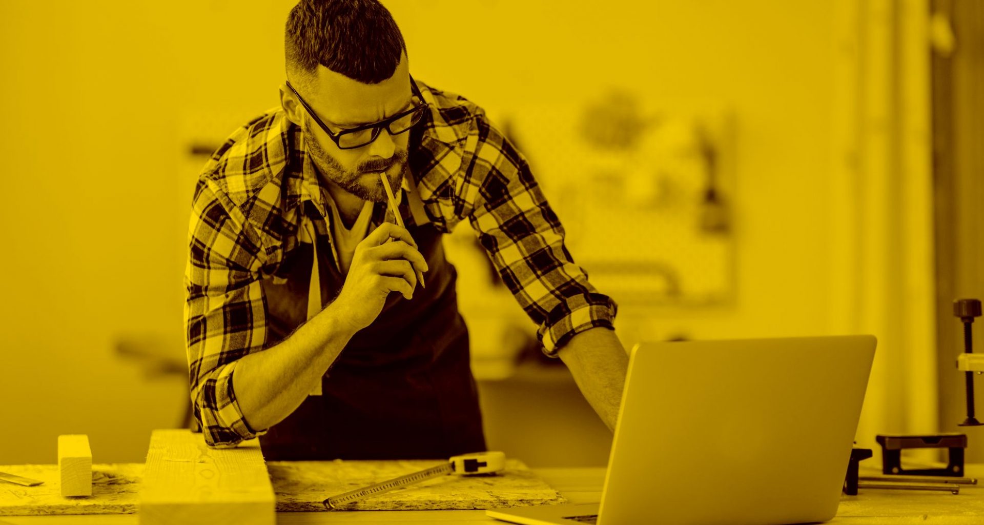 Handwerker mit Macbook mit Handwerkersoftware
