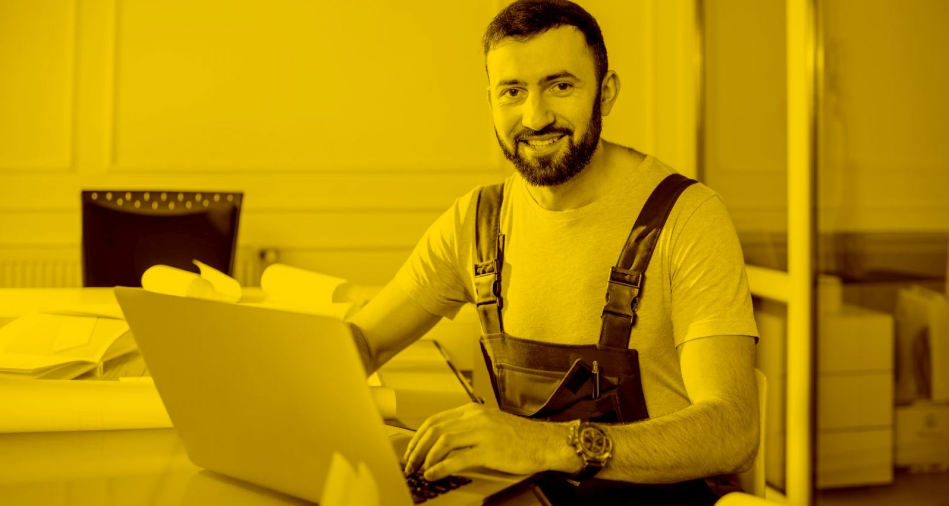 Maler arbeitet mit WinWorker auf seinem Macbook
