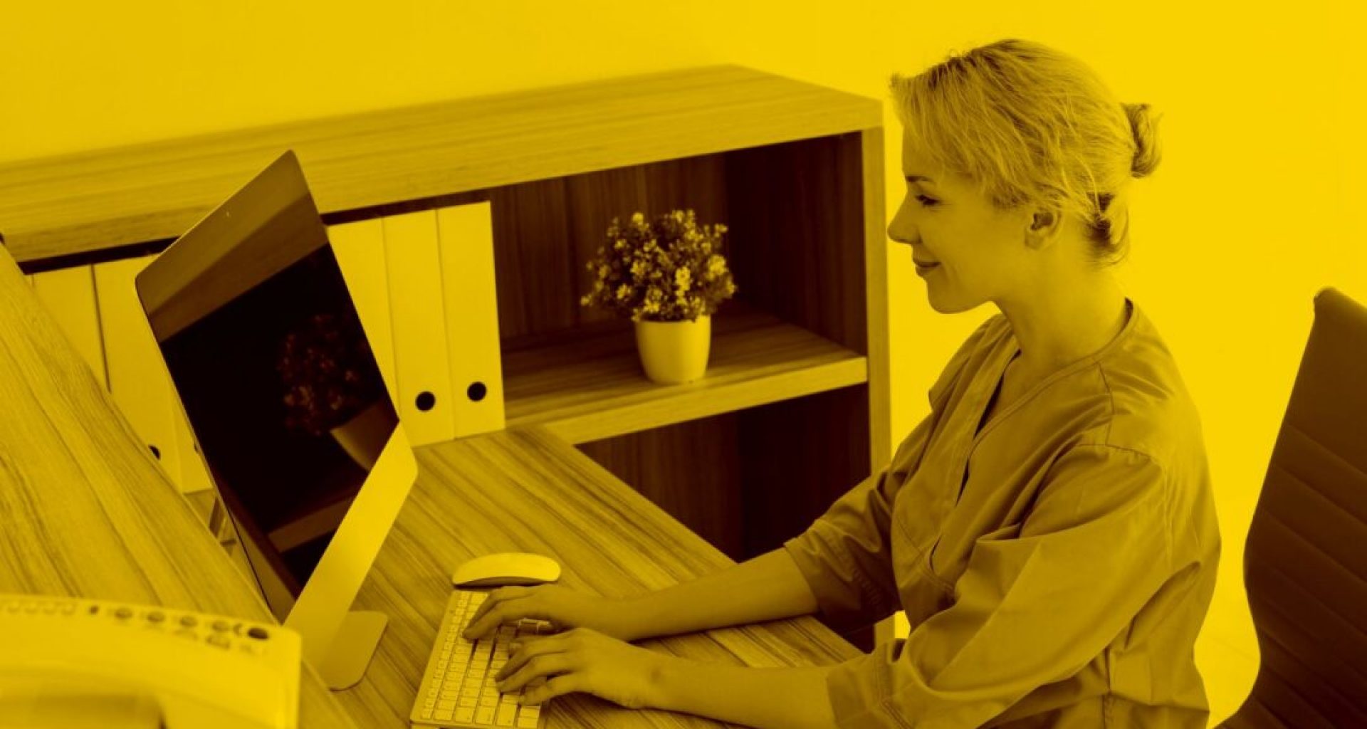 Pflegerin arbeitet mit Mac und Senso in der maja.cloud