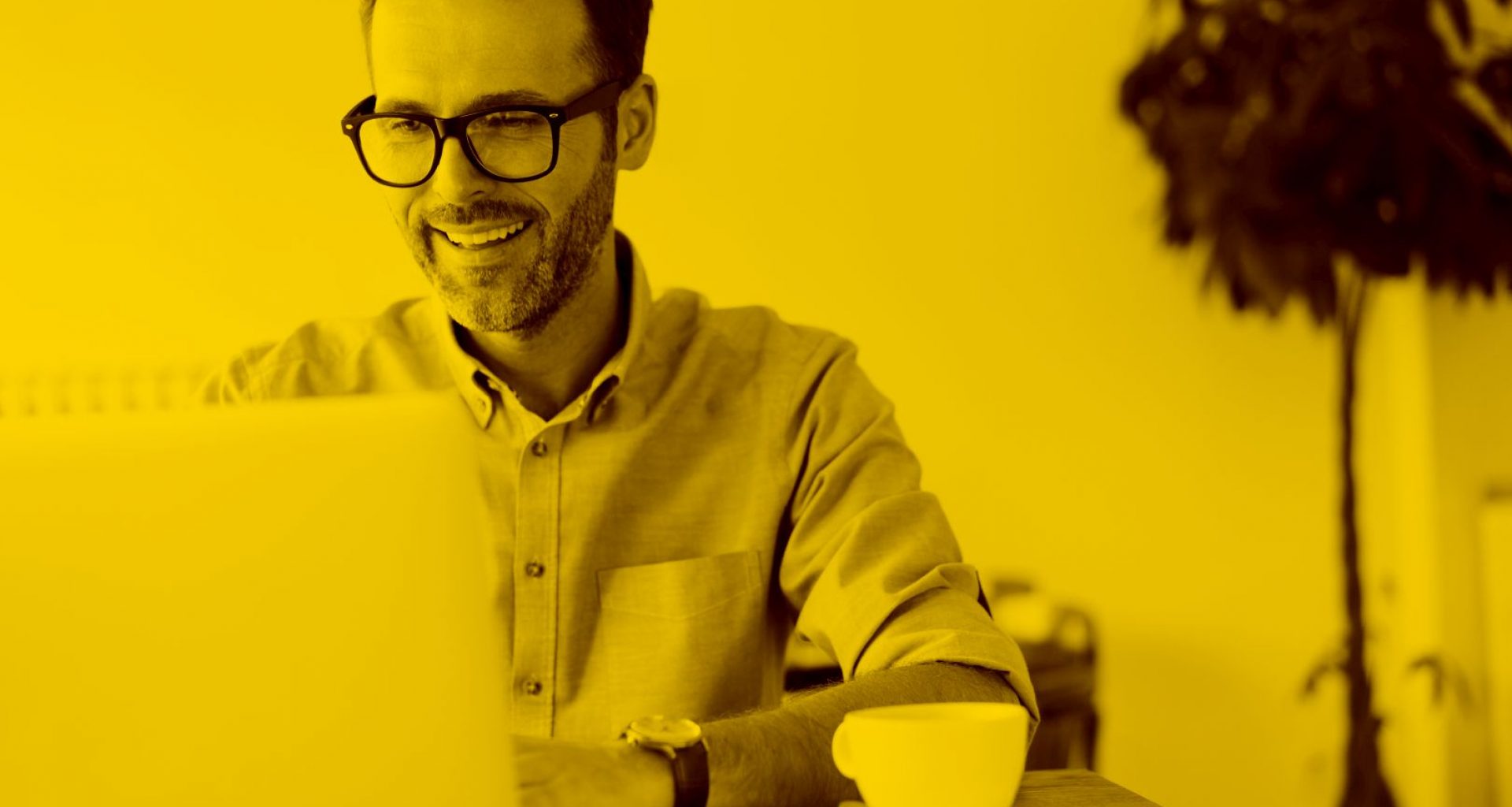 Unternehmer arbeitet am Laptop in der Cloud