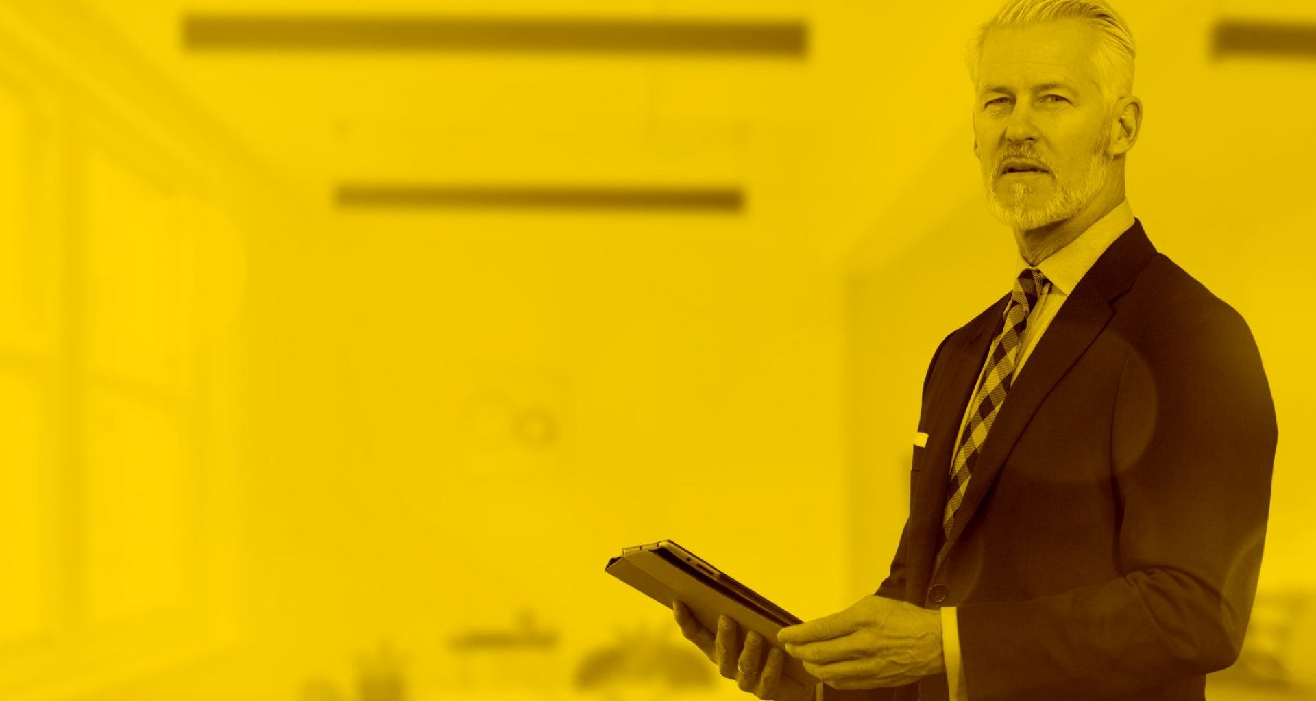Unternehmer arbeitet mit seinem Tablet in der maja.cloud