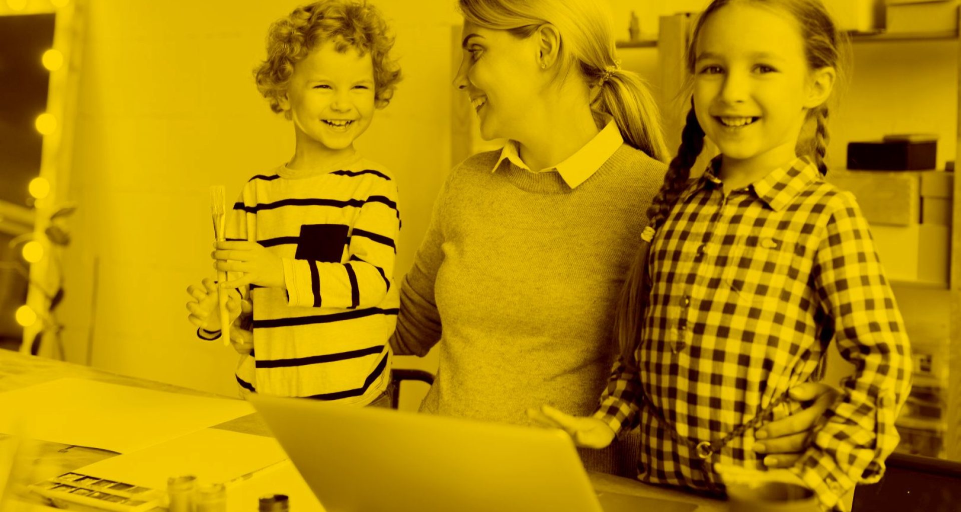 Unternehmerin arbeitet im Homeoffice und passt auf ihre zwei Kinder auf