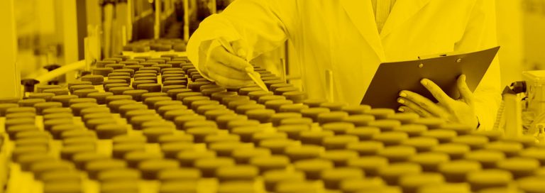 Laborantin überprüft Impfungen