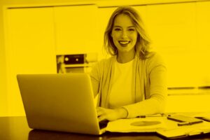Geschäftsfrau arbeitet mit der maja.cloud sicher über ihr Laptop
