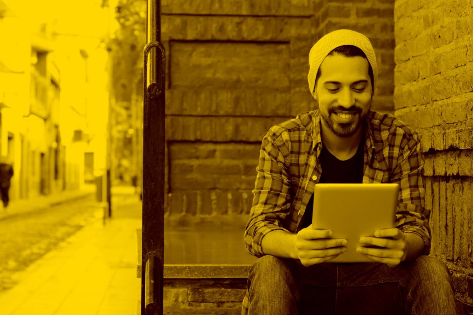 Man am Tablet schaut Domain mit Umlauten