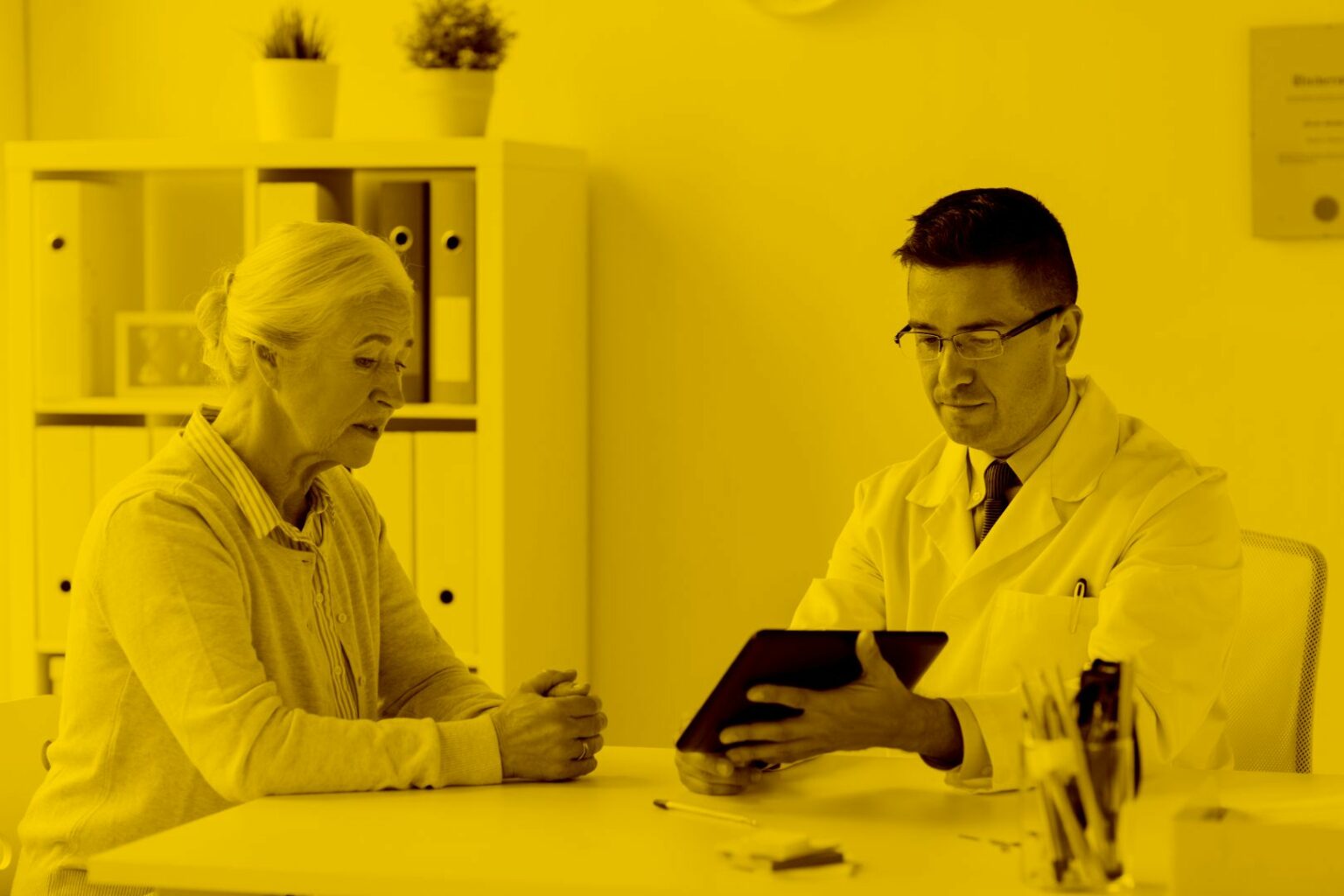 arzt-hat-besprechung-mit-seniorin-und-hält-tablet-in-den-händen-mit-acs-in-der-maja.cloud
