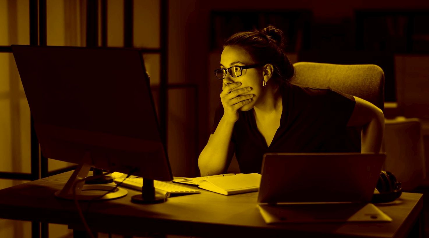 Entsetzte Geschäftsfrau vor ihrem PC