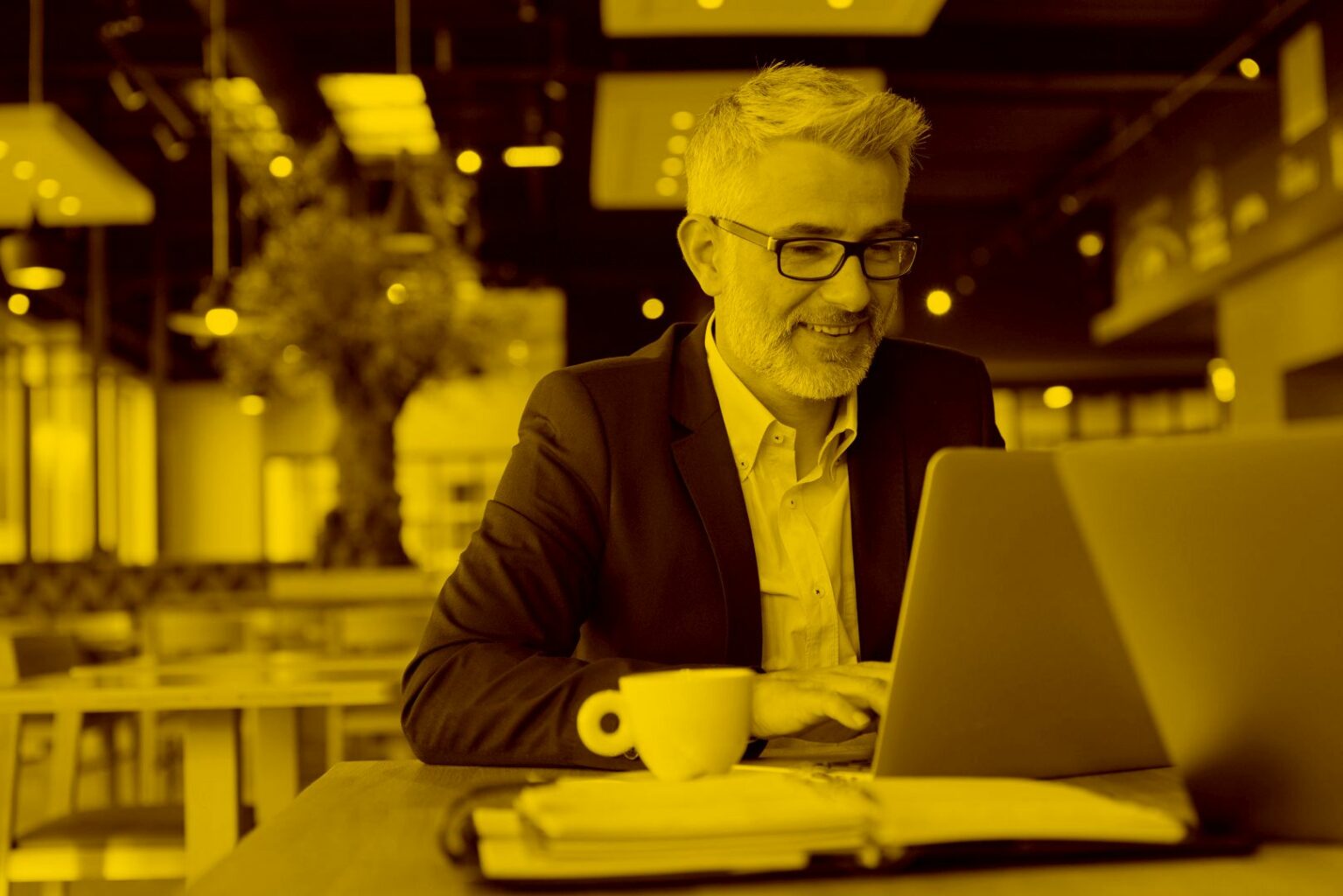 geschäftsmann- arbeitet- mit-Laptop- in- der- maja.cloud-im- cafe
