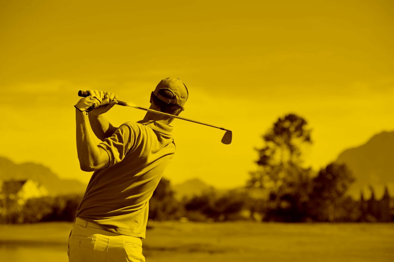 golfspieler-auf-wiese-schlägt-den-ball