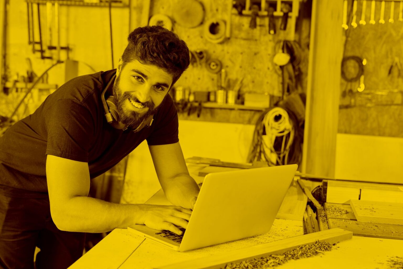 Handwerker arbeitet mit Proplan 7 auf dem Laptop