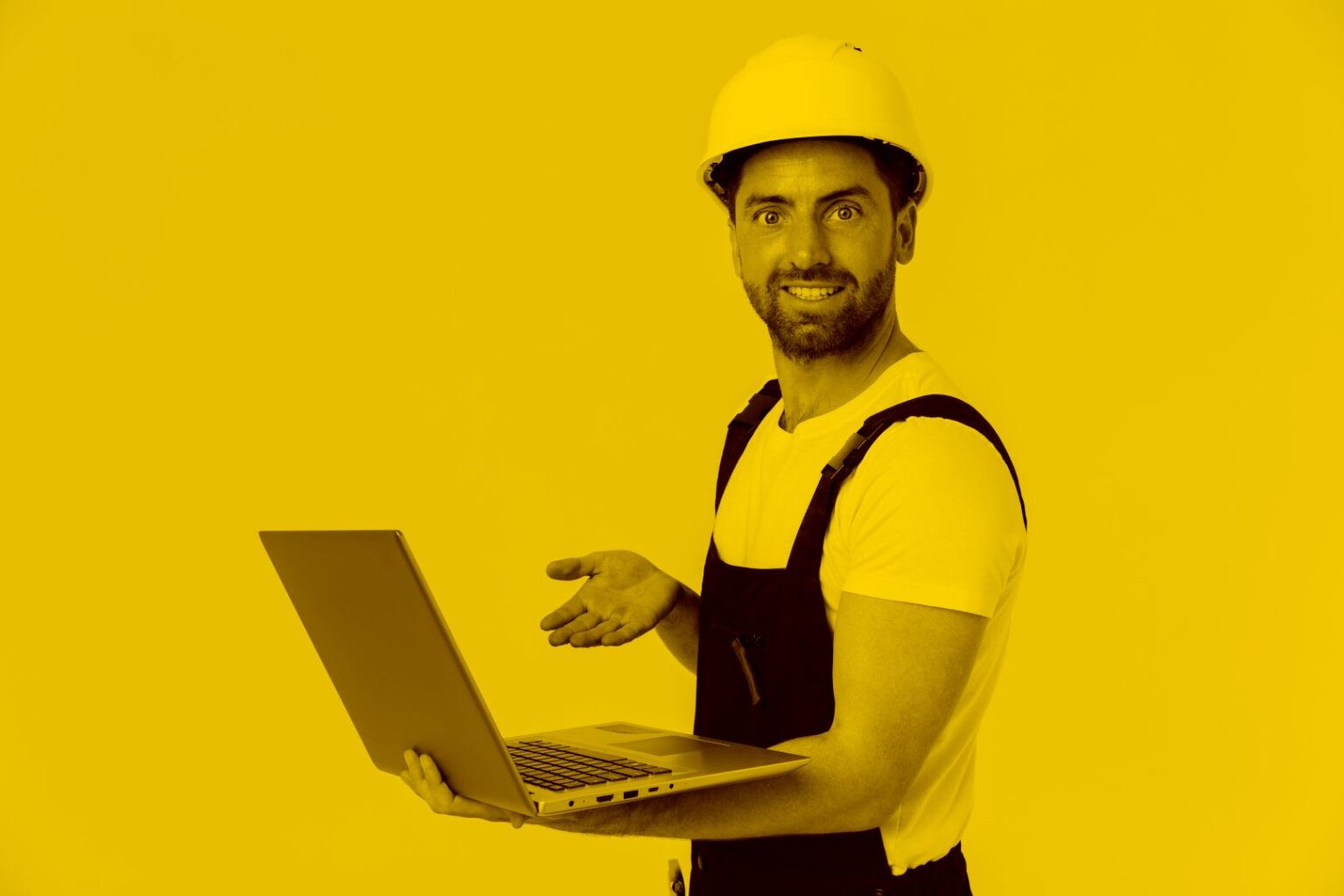 Handwerker steht mit einem Laptop in der Hand