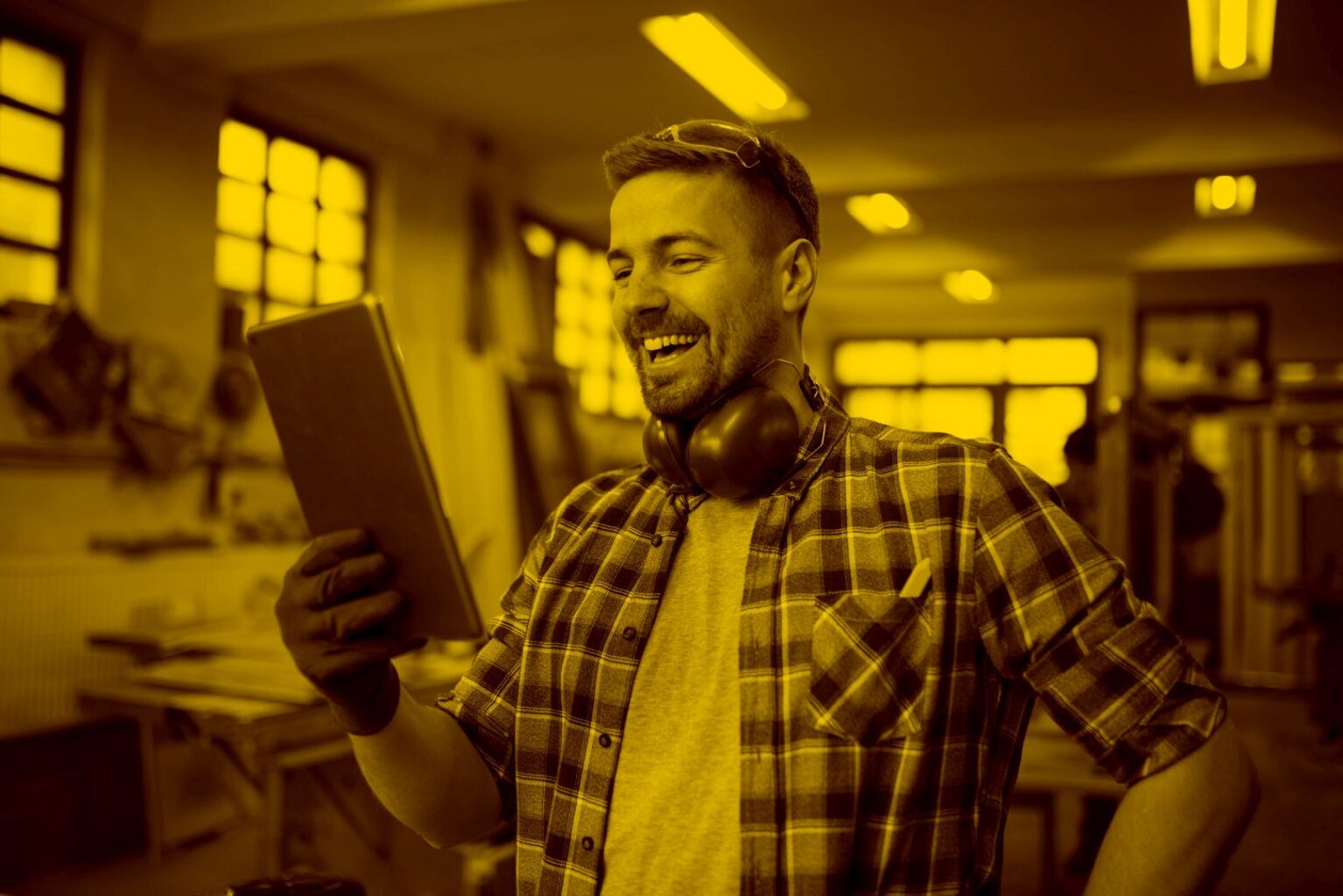 Handwerker hält ein Tablet in der Hand mit Proplan7