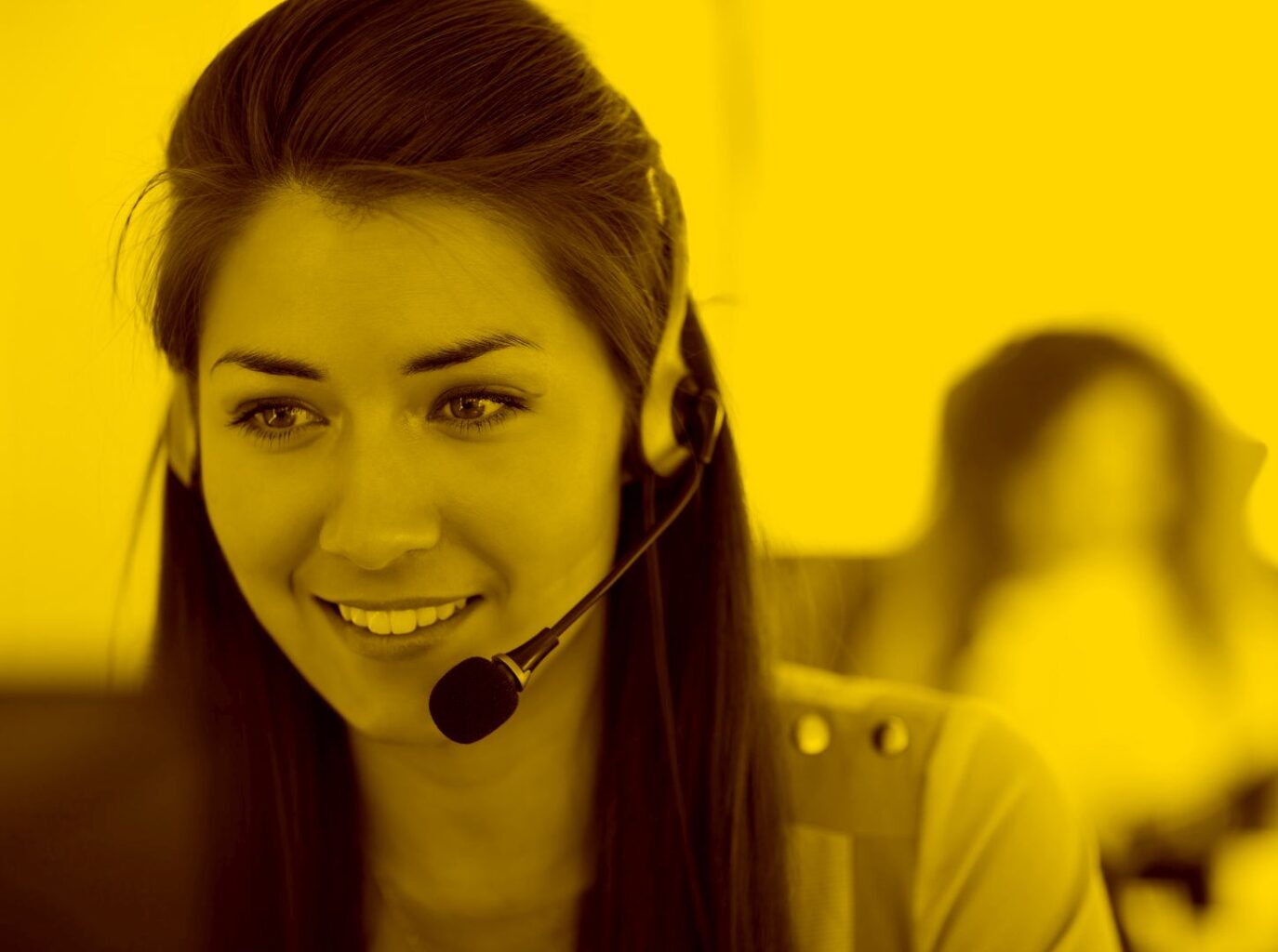Junge Dame mit Headset bietet Support