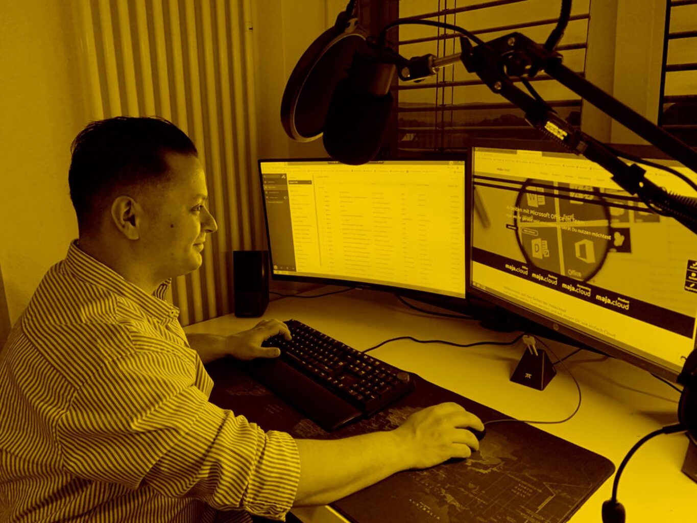 Hamid arbeitet am Schreibtisch im Homeoffice in der maja.cloud