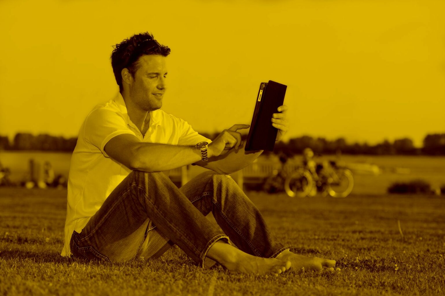 mann-auf-der-wiese-mit-ipad-und-pc-caddie
