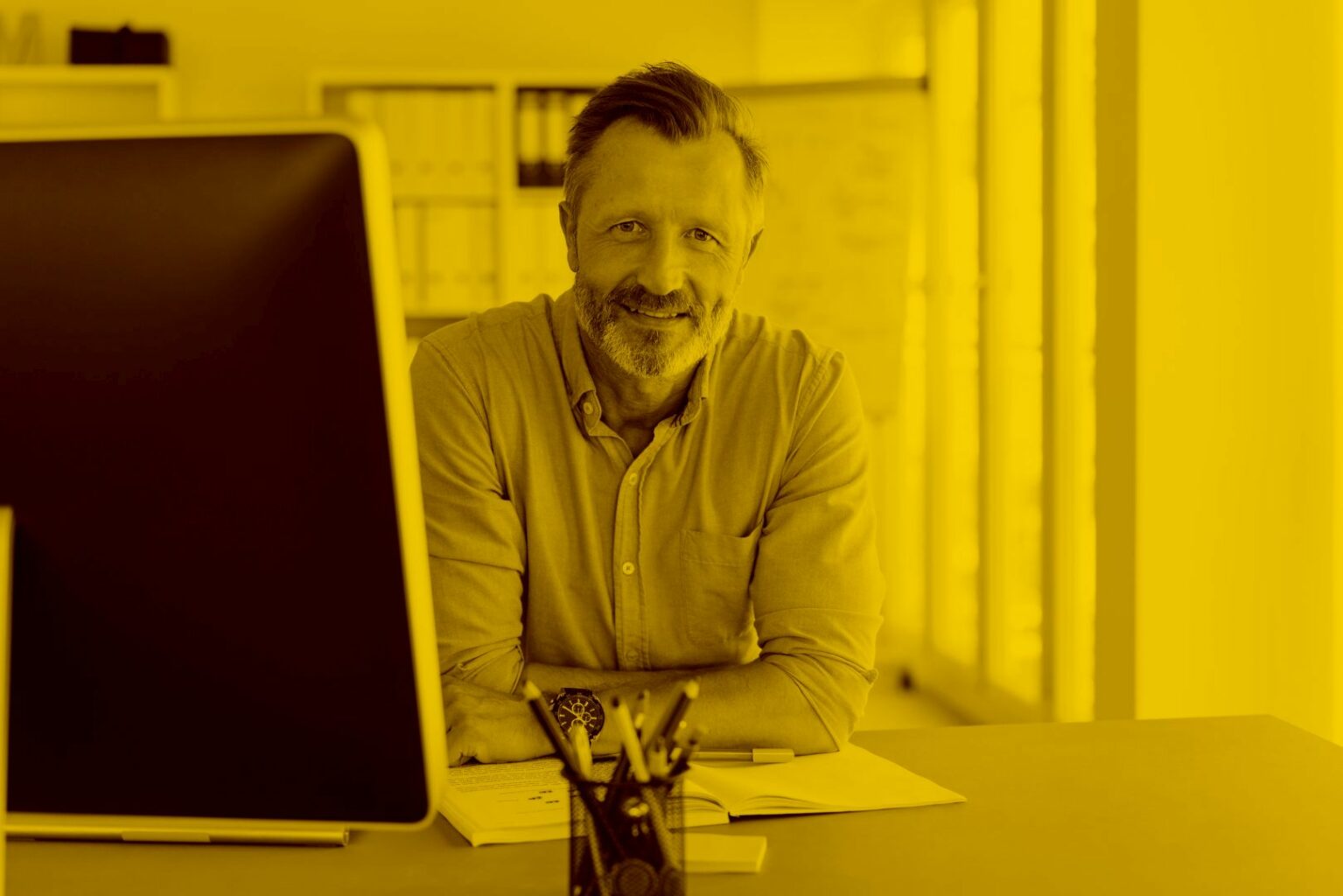 mann-sitzt-am-schreibtisch-und-arbeitet-im-homeoffice-in-der-maja.cloud