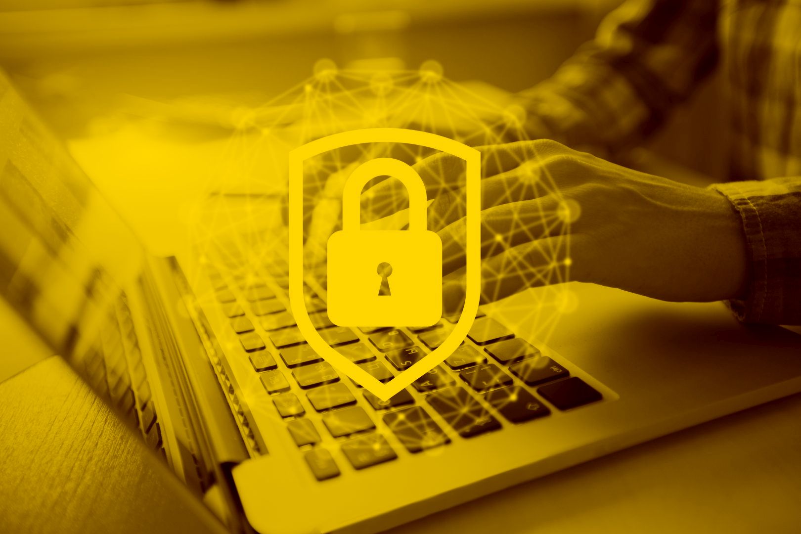 Hand am Laptop schützt sein Onlineshop mit Shop-Security