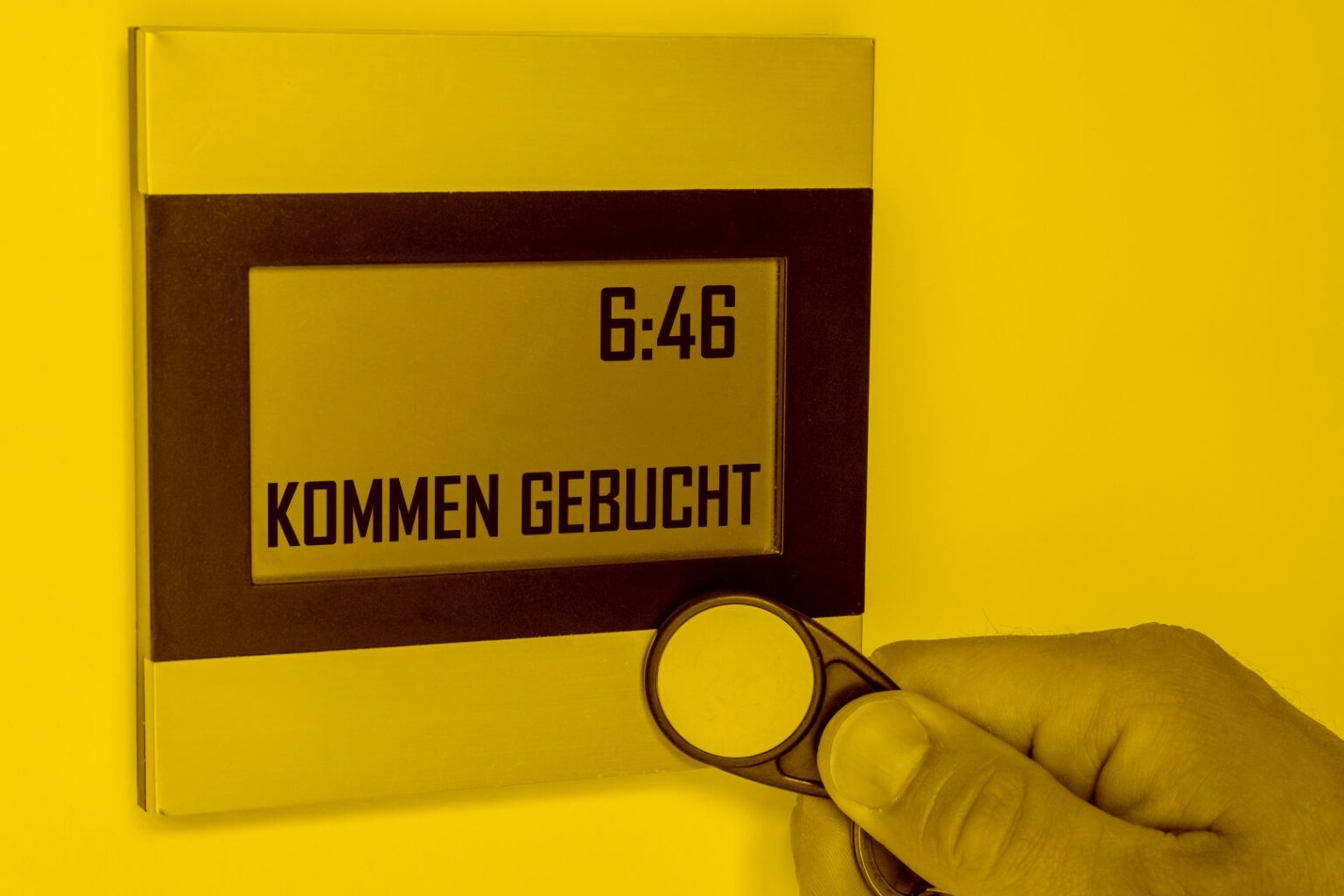 Mitarbeiter stempelt sich über Chipkarte zur Arbeit ein