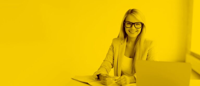 Junge Frau arbeitet im Büro mit der maja.cloud