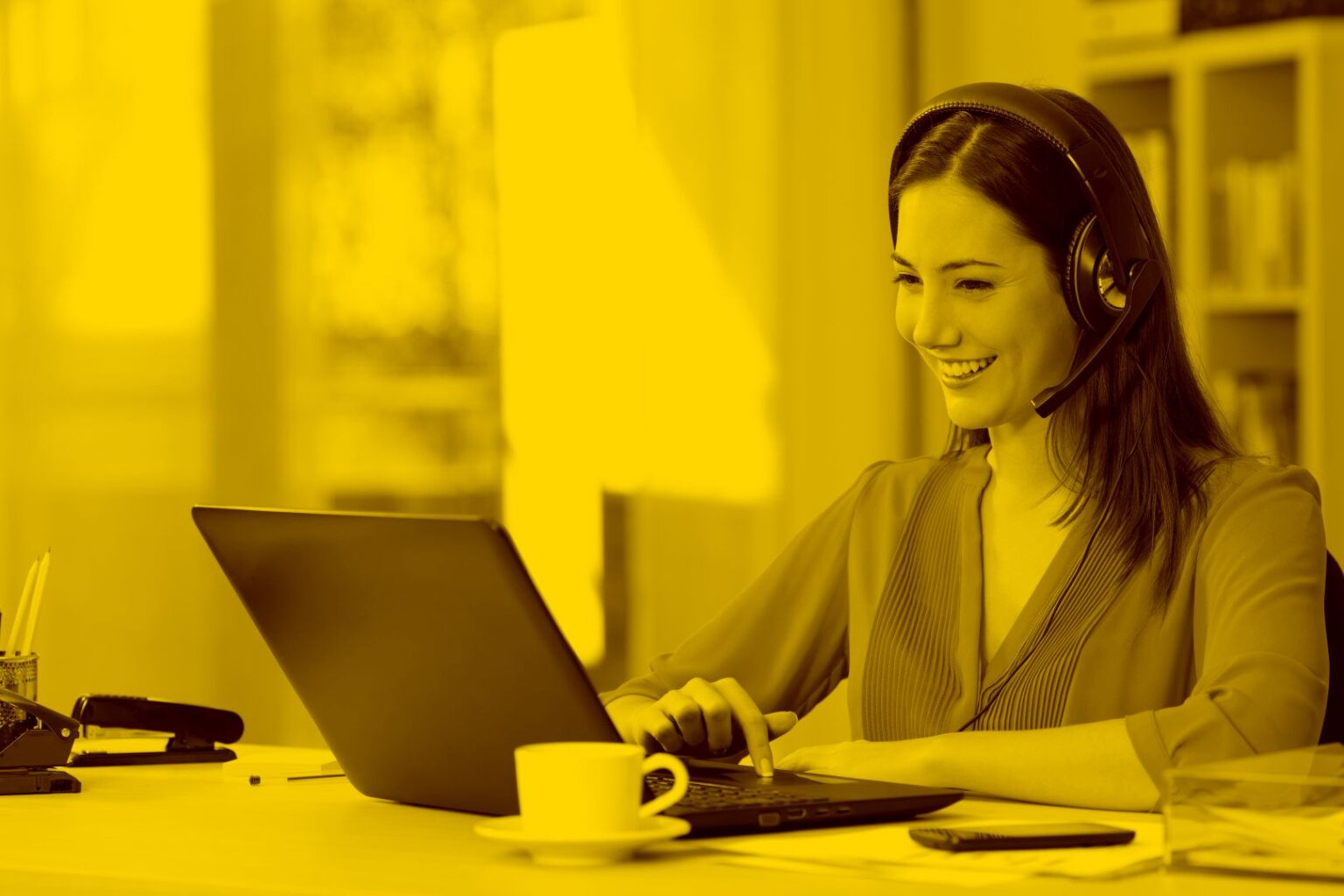 Frau arbeitet im homeoffice und nutzt dabei Desktop as a Service