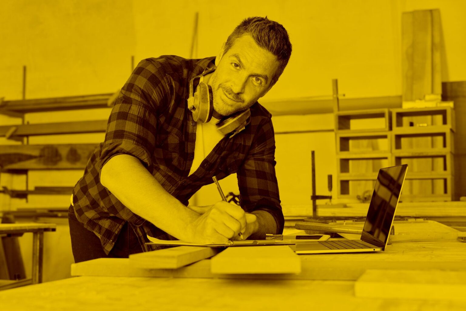 Handwerker arbeitet in der Werkstatt mit FormClalc in der maja.cloud