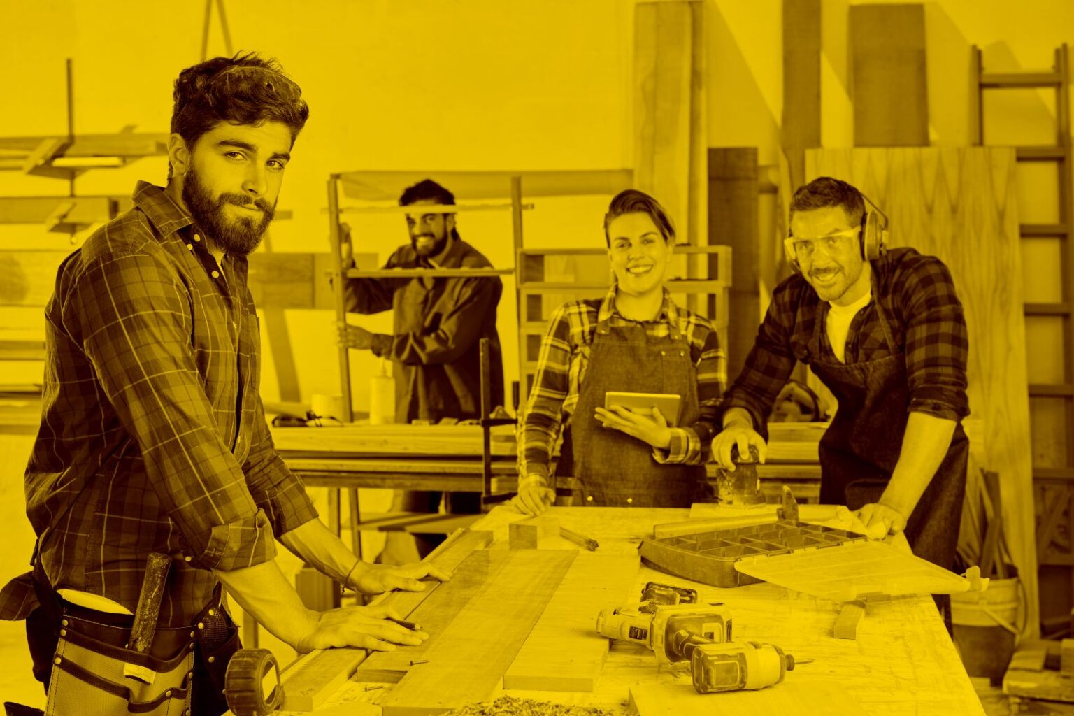 Handwerker und Handwerkerinnen in der Werkstatt