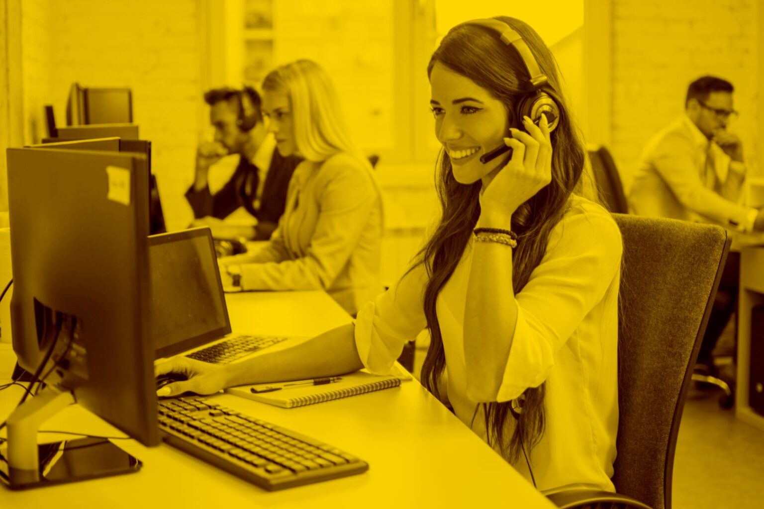 maja.cloud Supporterin hilft Kundin am Telefon