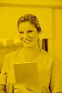 Pflegerin arbeitet mit ihrem Tablet und Acs in der maja.cloud