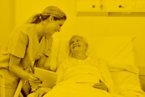 Pflegerin behandelt Patientin und arbeitet mit Acs
