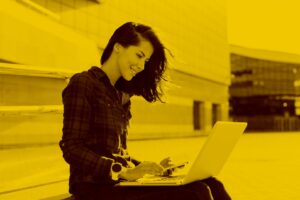 Frau arbeitet mit digitalen Dokumenten